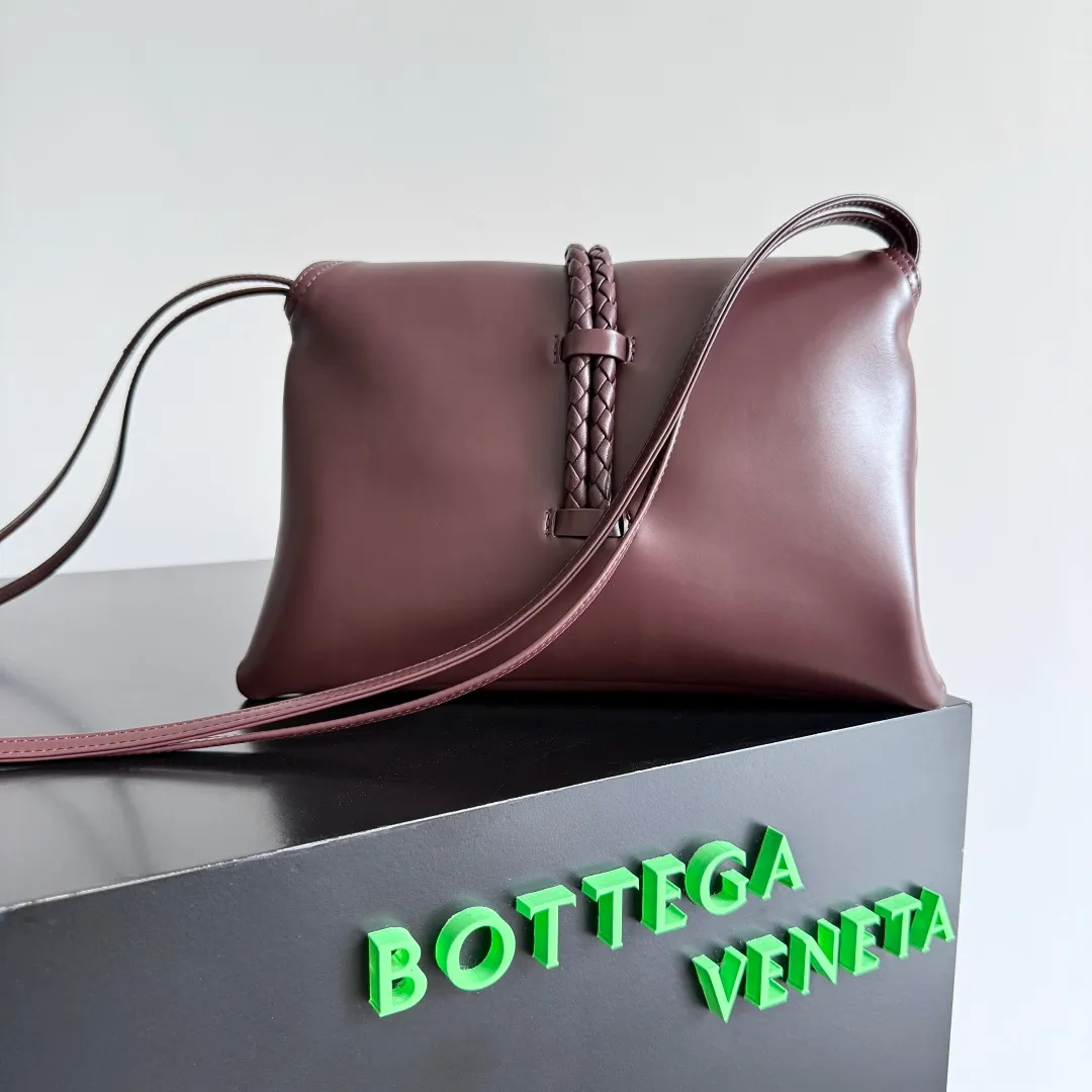 Batch 1520 Inspired by the 1970s, the Bottega Veneta women's logo shoulder bag has a smooth leather surface that brings a clean and handsome feel, just like the neatness and tenacity of a working woman. The front buckle has high-quality hardware pendant body, the overall retro elegance, and the excellent leather feels soft. This Bottega Veneta series can be described as beautiful, weakening the complexity of the outfit, not competing for it, and only using the best quality to interpret itself. Style number: 806030 (small size) Size: 27*16*6cm